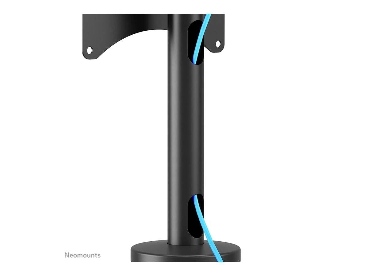 Czarny uchwyt monitora z zintegrowanym prowadzeniem kabli, który przeprowadza niebieski kabel przez dwie otwory. W lewym dolnym rogu widnieje napis 'Neomounts'.