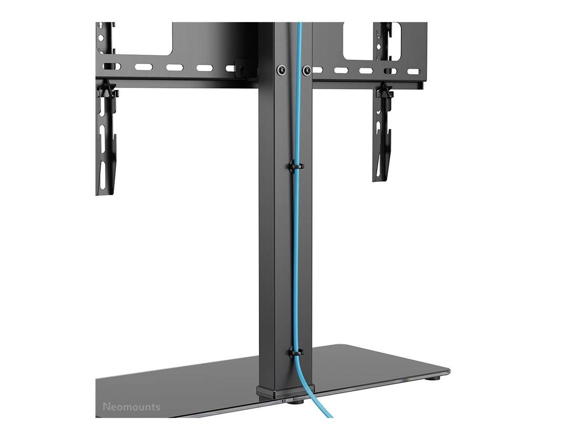 Płaski czarny stojak pod telewizor z niebieskim systemem prowadzenia kabli wzdłuż tylnej części.
