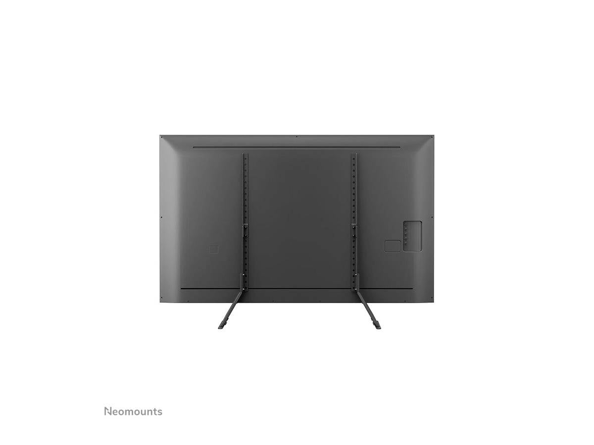 Widok z tyłu telewizora z przymocowanymi stopkami.