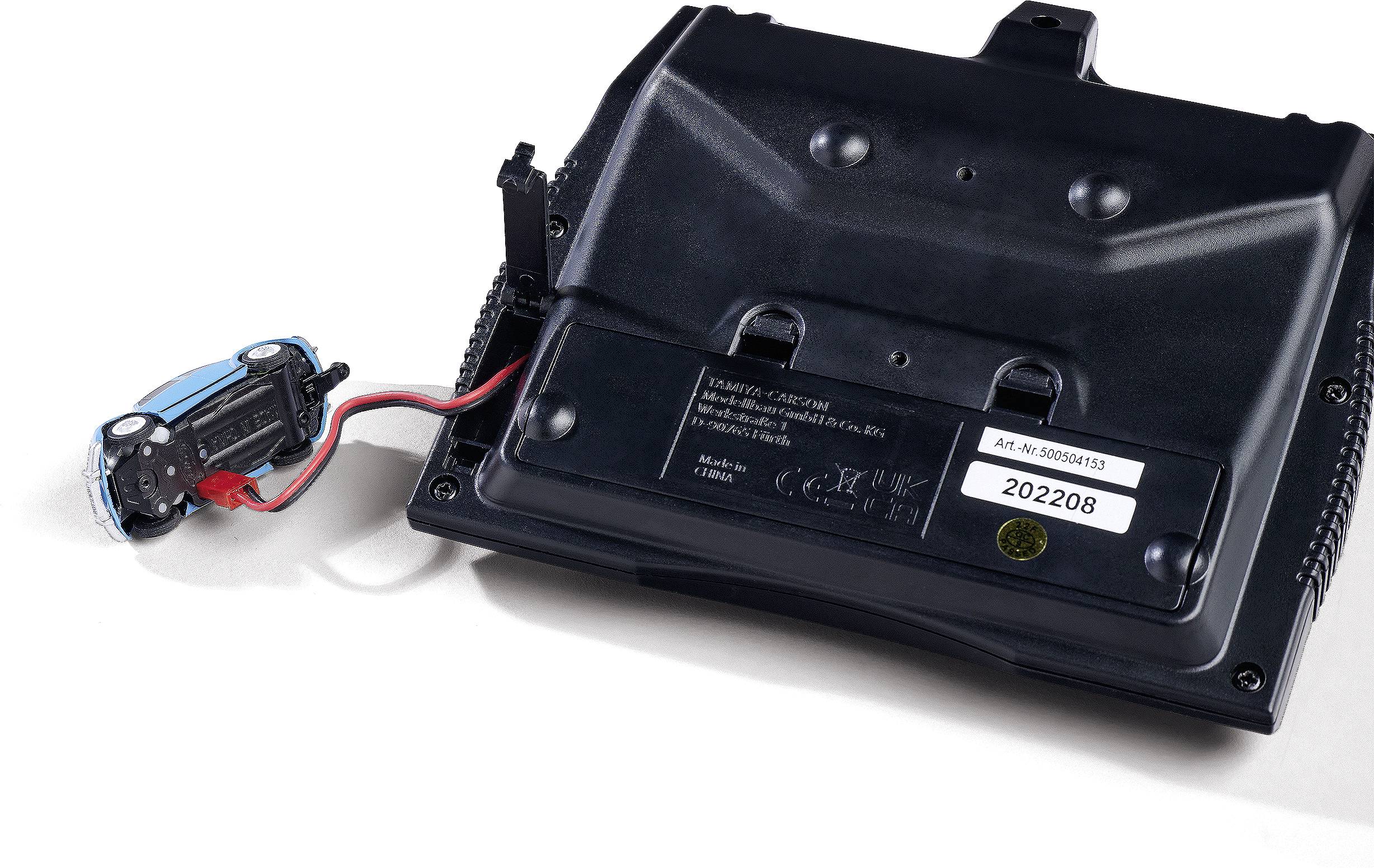 Czarne urządzenie z numerem modelu i oznaczeniem CE. Niebieski przewodowy element dodatkowy jest podłączony i leży po lewej stronie.