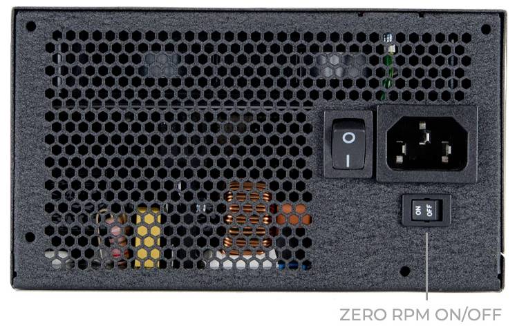 Tylna strona zasilacza komputerowego z siatką wentylacyjną, gniazdem przewodu zasilającego, włącznikiem sieciowym i napisem 'ZERO RPM ON/OFF'.