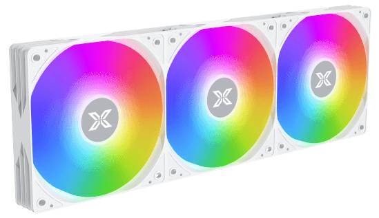 Trzy białe wentylatory z podświetleniem RGB w kolorach tęczy, zamontowane jeden za drugim, prawdopodobnie stanowiące część systemu chłodzenia komputera.