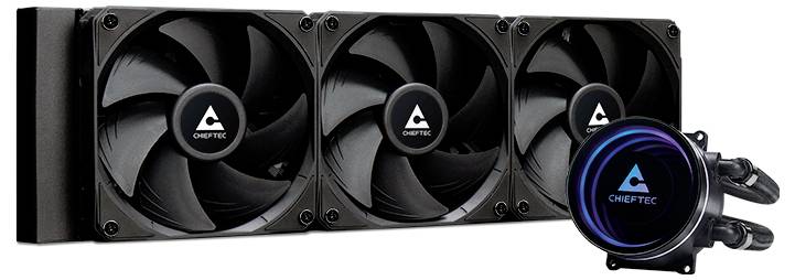 Trzy czarne wentylatory komputerowe umieszczone obok siebie, z logo 'Chieftec' pośrodku, połączone z okrągłą pompą po prawej stronie, również oznaczoną logo.
