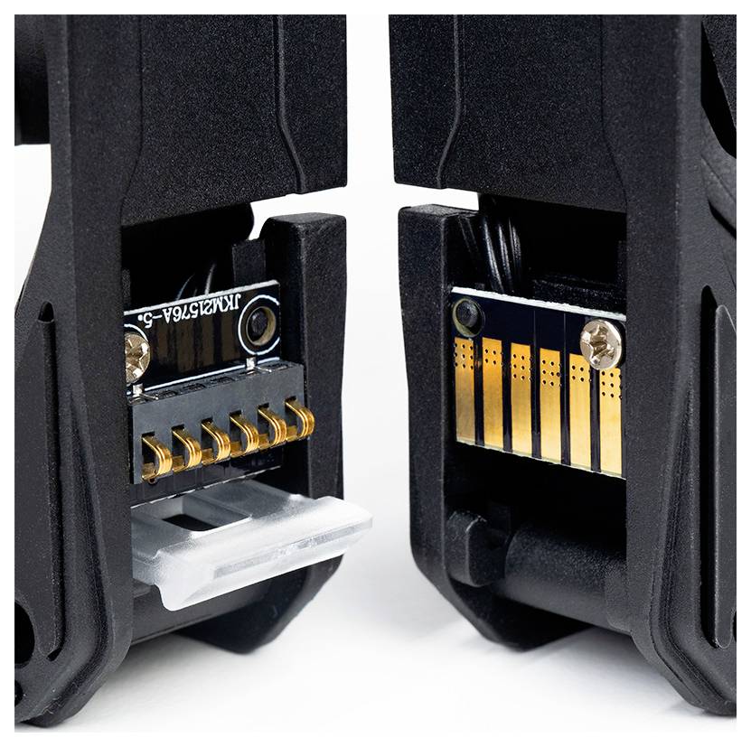 Zbliżenie dwóch czarnych złączy elektronicznych, jednego ze złotymi i drugiego z srebrnymi stykami.