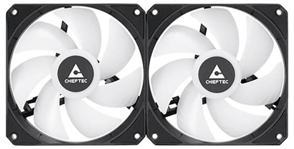 Dwa czarne wentylatory komputerowe z białymi łopatkami wirnika, umieszczone obok siebie. Napis w centrum: 'CHIEFTEC'.