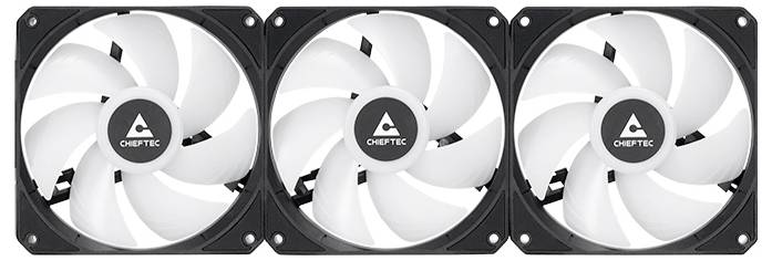 Trzy białe wentylatory komputerowe z czarną ramką, ułożone obok siebie, z widocznym logo marki Chieftec pośrodku wentylatorów.