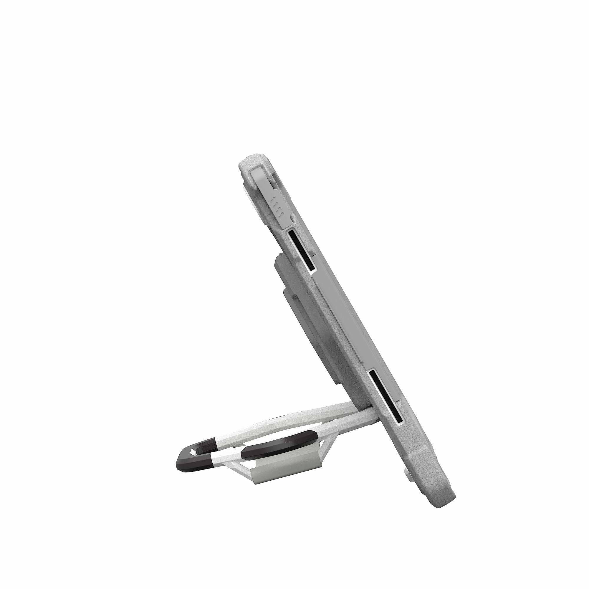 Tablet w regulowanym stojaku, widok z boku, na białym tle.