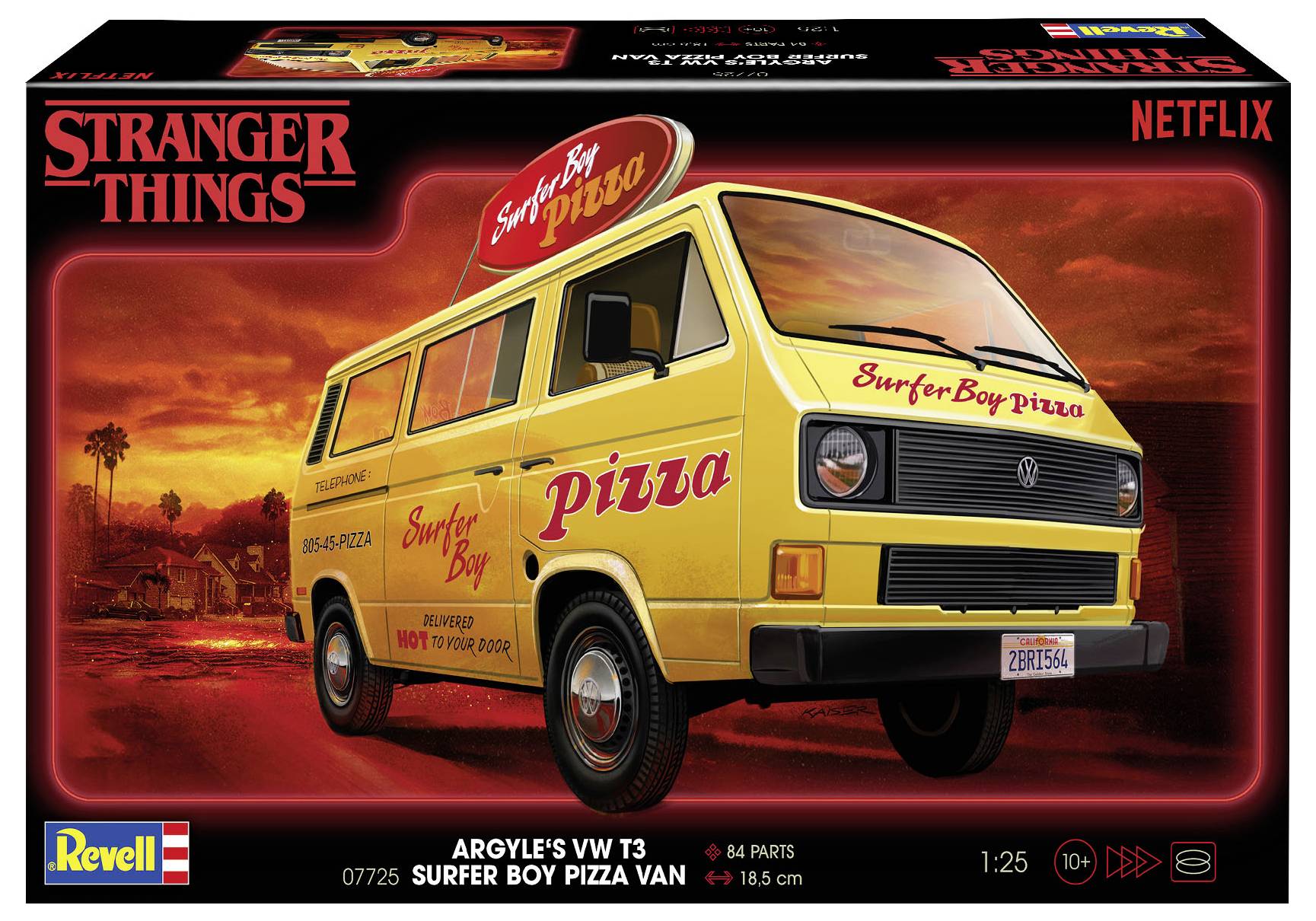 Żółty bus VW firmy 'Surfer Boy Pizza' na tle czerwonego nieba. Oznaczenie: 'Stranger Things', 'Volkswagen T3 Surfera Argyle'a z pizzerią'.