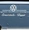 Niebieski volkswagen bus z napisem 'Volkswagen Porsche - Serwis Części Zamiennych'.