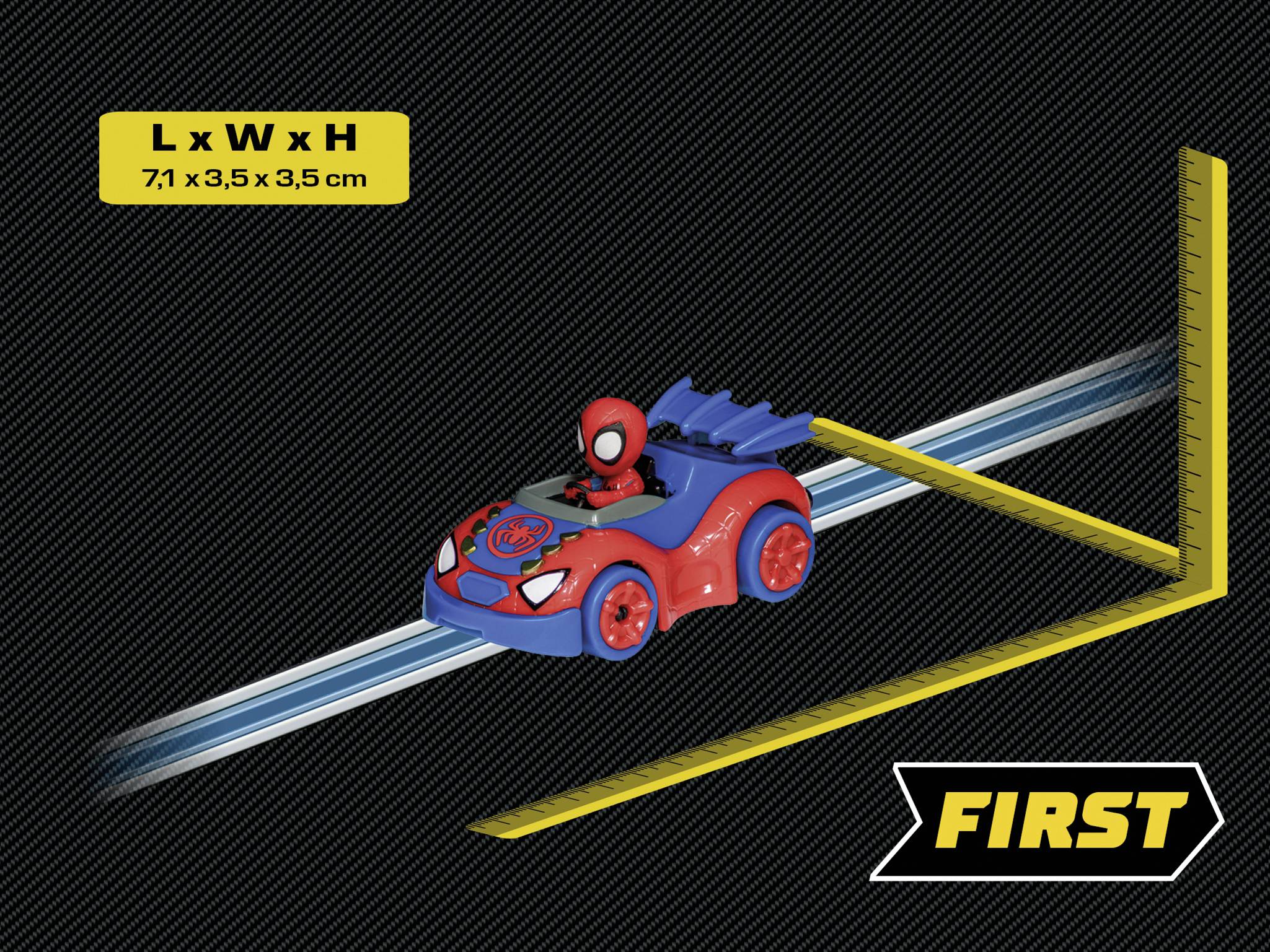 Zabawkowy samochodzik w kształcie pająka jedzie po niebiesko-białej szynie. Tekst 'L x W x H: 7,1 x 3,5 x 3,5 cm'. Logo 'FIRST'.