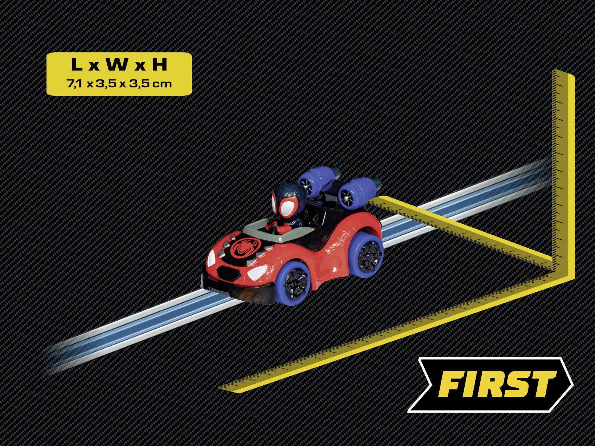 Czerwony samochodzik zabawkowy z niebieskimi detalami jedzie po niebieskim torze. W lewym górnym rogu widnieje napis 'L x W x H: 7,1 x 3,5 x 3,5 cm'. W prawym dolnym rogu znajduje się tekst 'FIRST'.