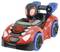 Zabawkowy samochodzik z kreskówkowym superbohaterem za kierownicą, w kolorach czerwonym i niebieskim. Na masce pojazdu widnieje motyw pajęczy.