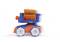 Kolorowy zabawkowy czołg z niebieskimi i pomarańczowymi elementami, przedstawiony w ruchu, oddaje wrażenie szybkości.
