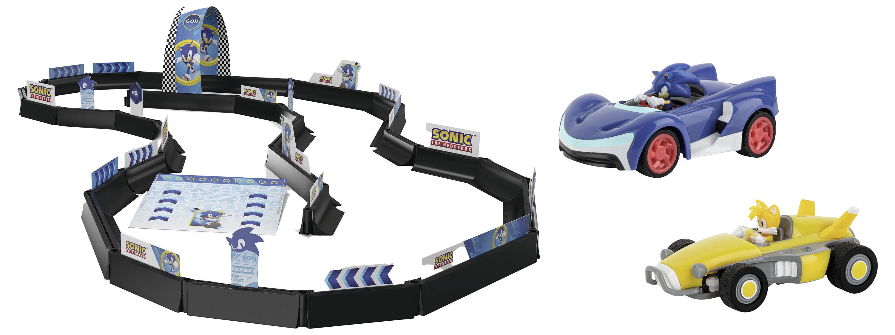 Dwa samochodziki z postaci z gry wideo jadą po torze przeszkód z banerami w pokoju dziecięcym.