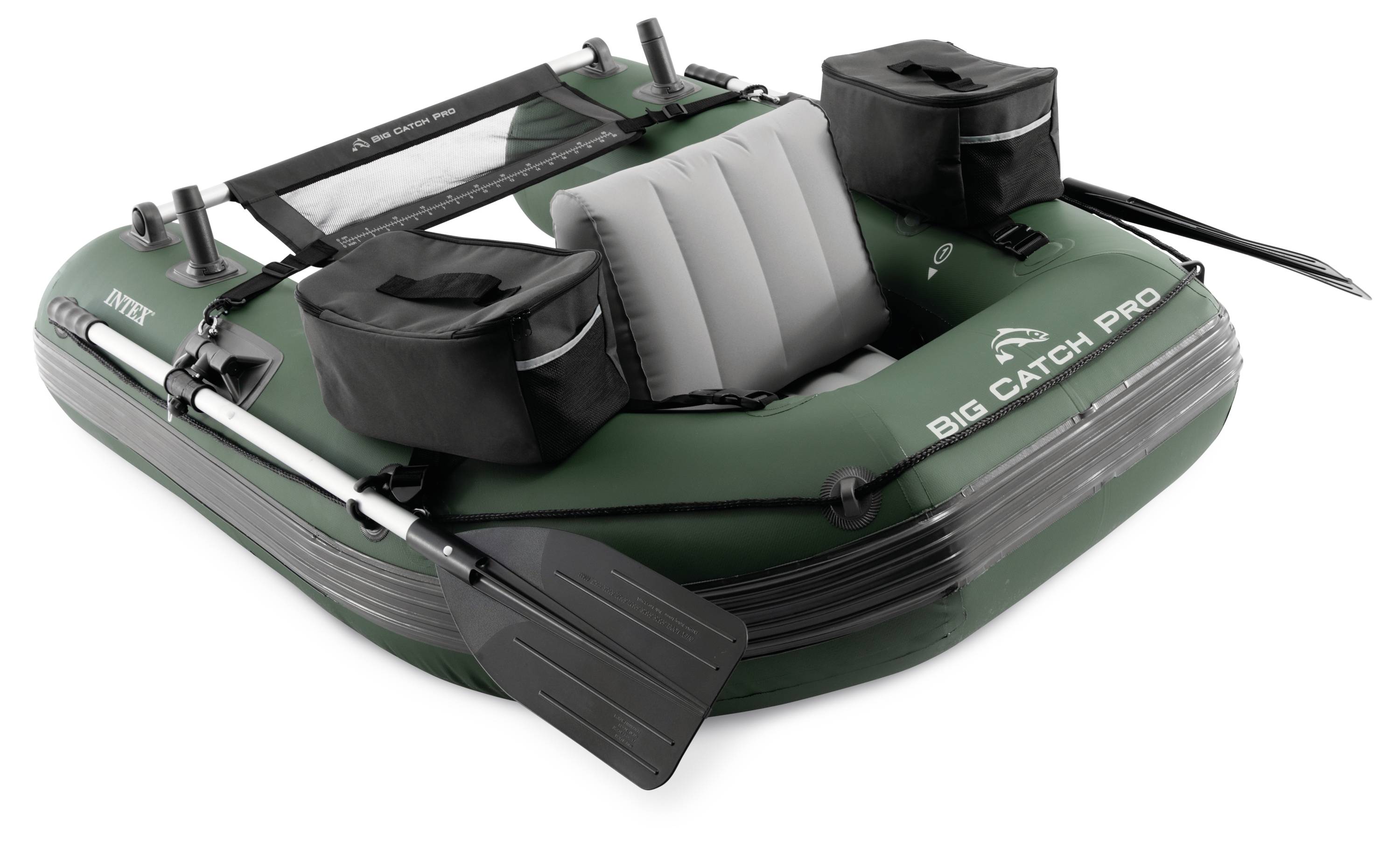 Zielona pompowana łódź z wiosłem i dwiema czarnymi torbami po bokach. Na łodzi wydrukowana jest nazwa 'Big Catch Pro'.