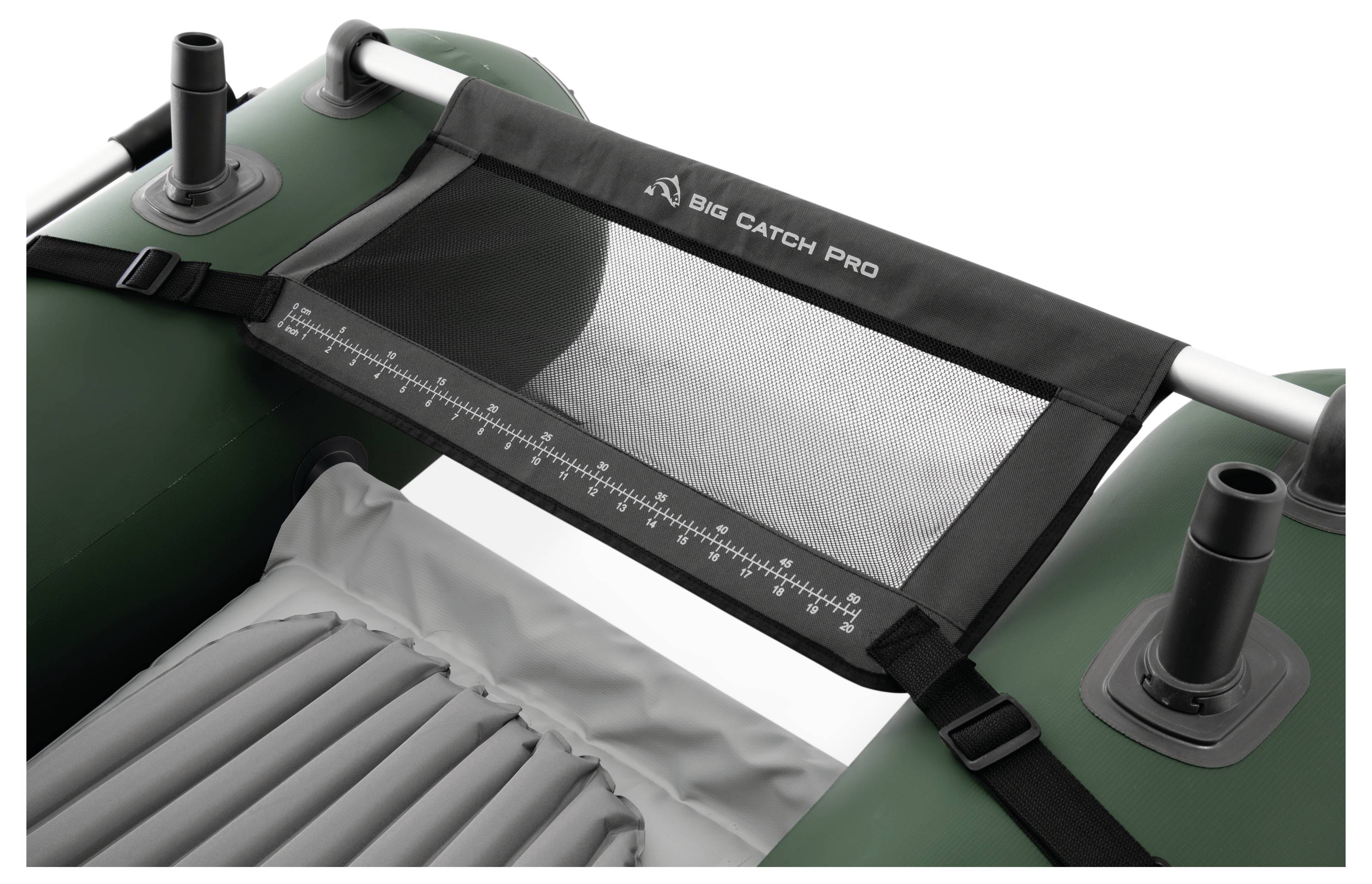 Nadmuchiwana łódź pneumatyczna z mocowaniem do sprzętu wędkarskiego. Na mocowaniu znajduje się napis "BIG CATCH PRO" wraz z podanymi wymiarami.