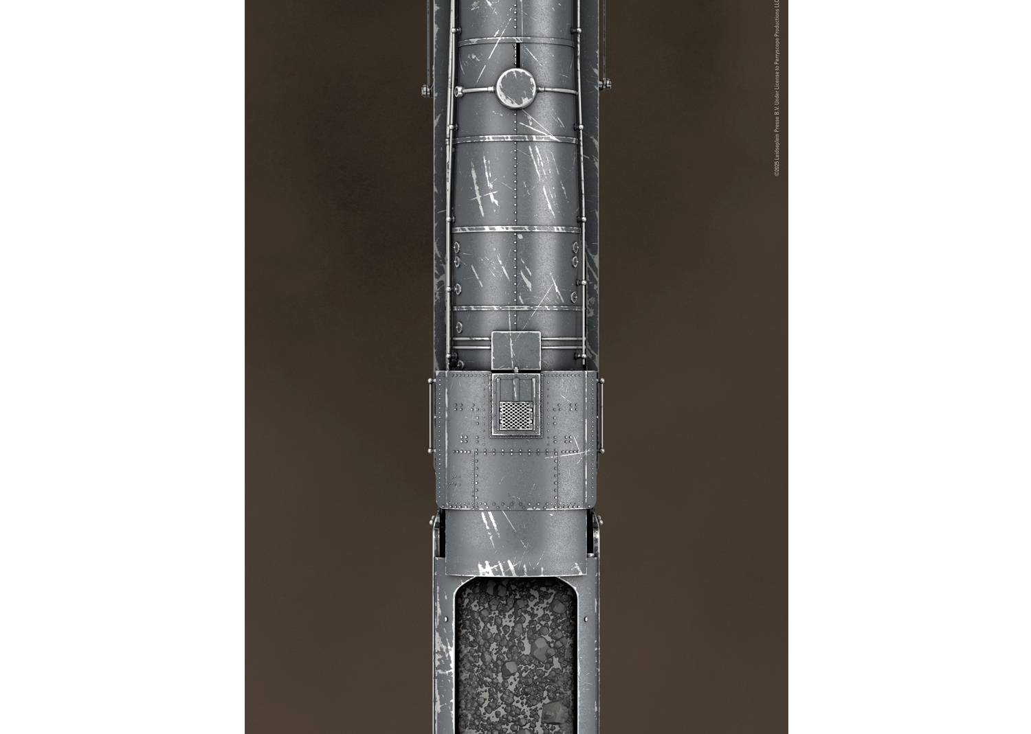 Widok z lotu ptaka starej lokomotywy parowej na torach kolejowych, z widocznymi zużytymi fragmentami i całkowicie zapełnionym zbiornikiem węgla.