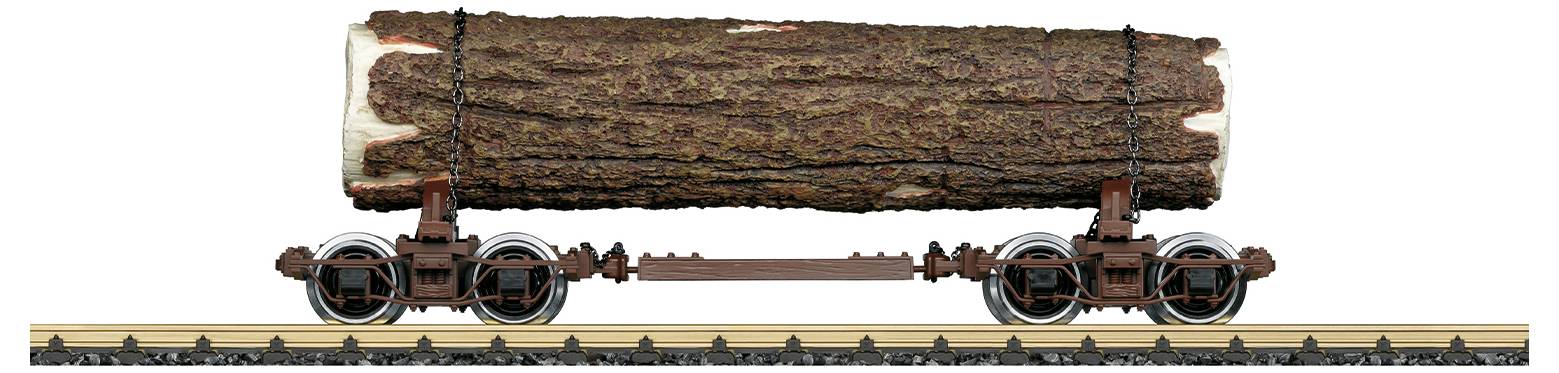 Wagon kolejowy przewozi duży pień drewna po torach. Pień jest zabezpieczony łańcuchami.