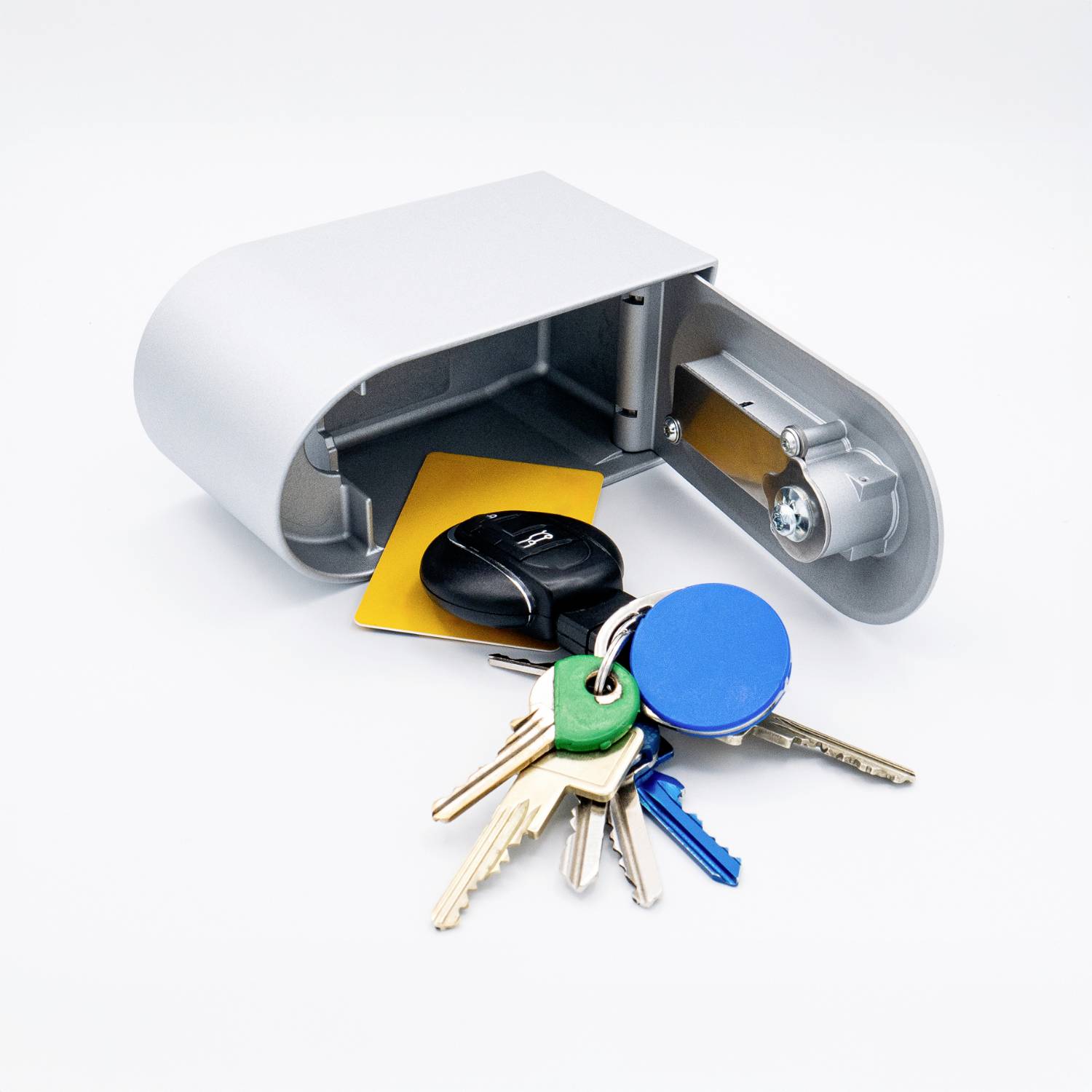 Metalowa otwarta szafka na klucze z zestawem pięciu różnych kluczy i dwoma kolorowymi zawieszkami.