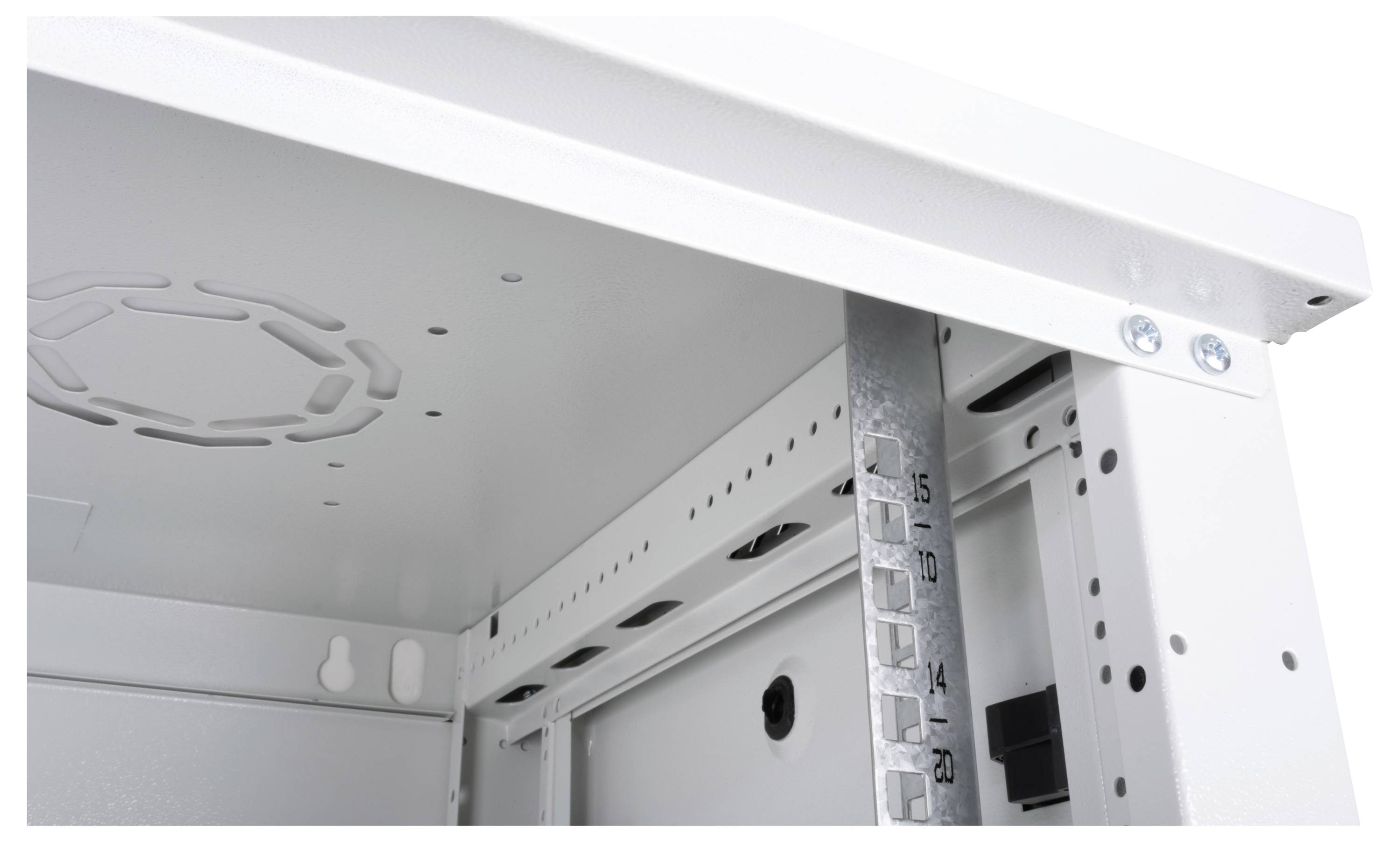 Zbliżenie wnętrza pustej białej szafy serwerowej, ukazujące szyny montażowe z numerowanymi oznaczeniami oraz metalową strukturę ramy.