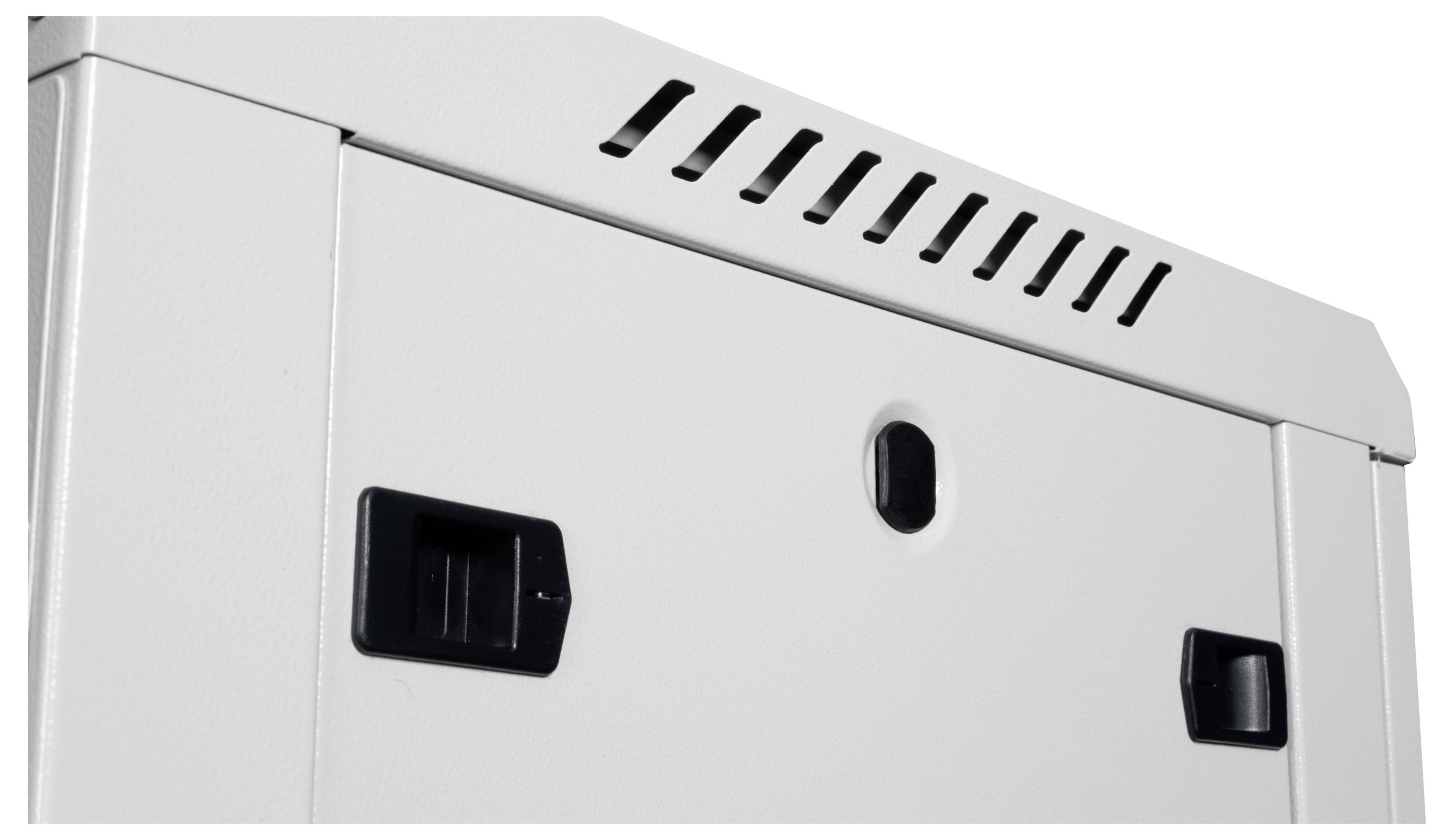 Zbliżenie górnej części metalowej szafki z otworami wentylacyjnymi i czarnymi uchwytami, sugerujące funkcję magazynową.