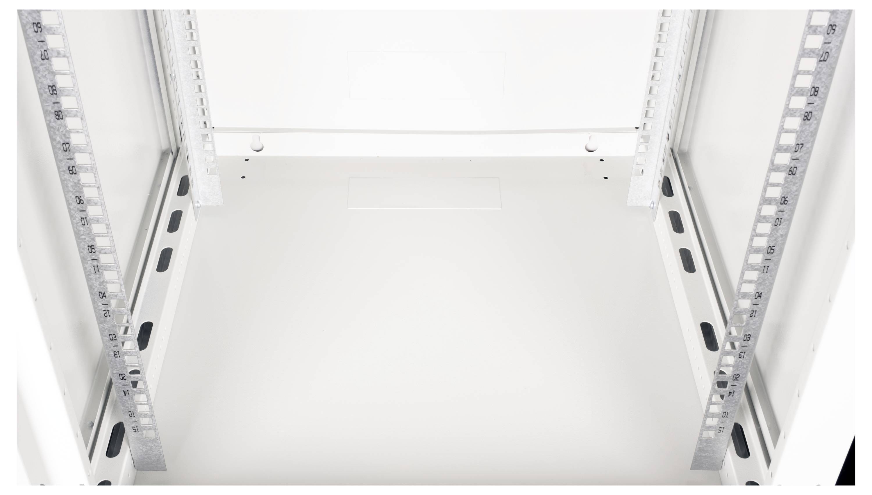 Pustoszafa w kolorze białym z metalowymi szynami montażowymi po obu stronach, odpowiednia do instalacji sprzętu serwerowego w centrum danych lub środowisku biurowym.