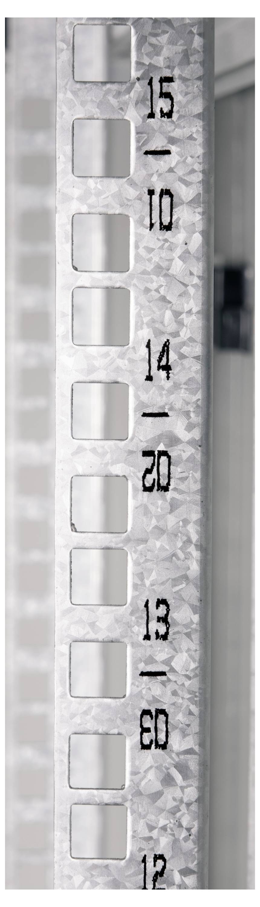 Linijka z numerami 15, 14, 13 i liniami w kolejności malejącej na metalowej powierzchni, prawdopodobnie będąca częścią instalacji przemysłowej lub magazynowej.