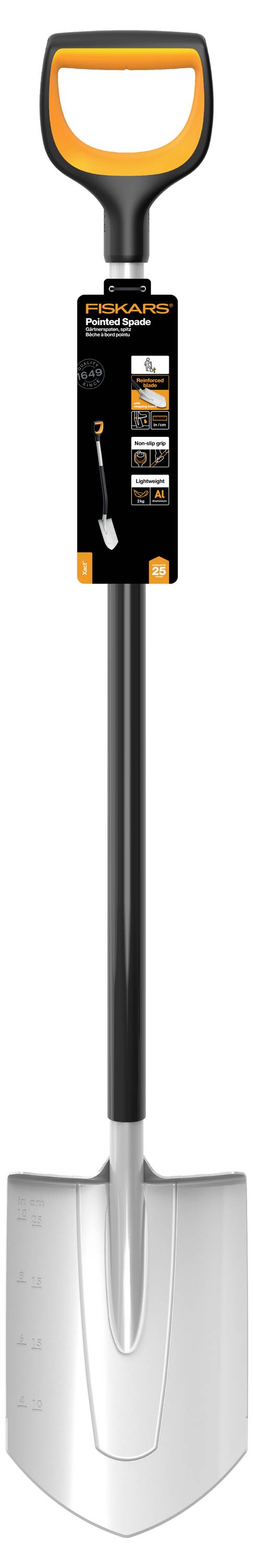 Łopata z ergonomicznym uchwytem i wytrzymałą metalową częścią roboczą, przeznaczona do prac ogrodowych. Etykieta firmowa na trzonku.