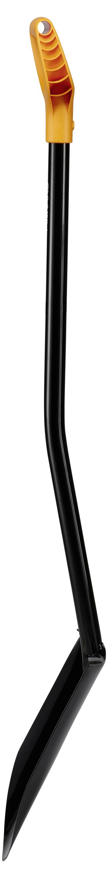 Motyka ogrodnicza z pomarańczowym uchwytem i czarną główką, odpowiednia do usuwania chwastów i uprawy gleby.