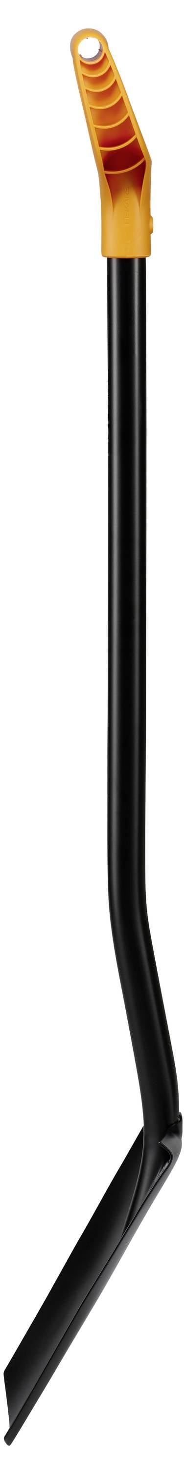 Czarny sprzęt ogrodowy z pomarańczowym uchwytem, lekko zakrzywiony, przeznaczony do wyrywania chwastów.