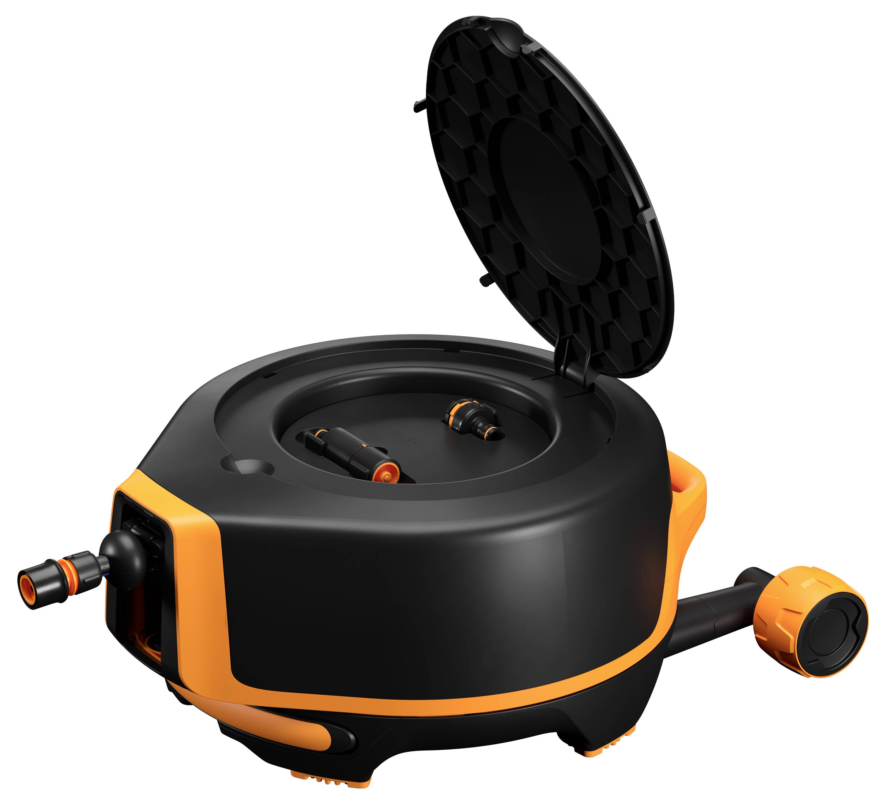 Automatyczna skrzynka na wąż ogrodowy w kolorze czarnym i pomarańczowym z otwartą pokrywą. Zawiera wąż i dyszę natryskową, gotowa do nawadniania.