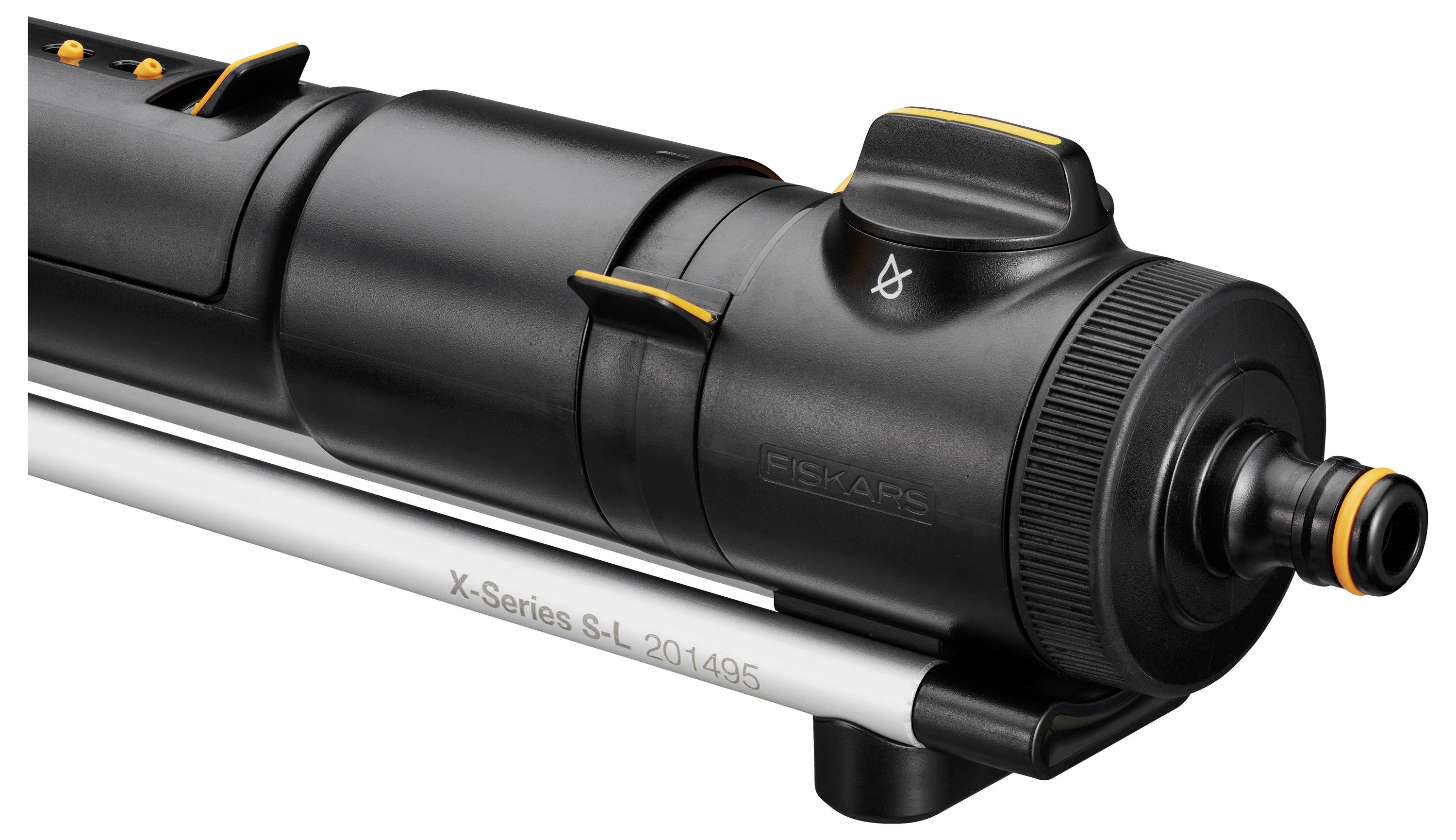 Czarne urządzenie do nawadniania ogrodu z pomarańczowymi detalami i przyłączem węża. Oznaczone napisem 'X-Series s-L 201405'.