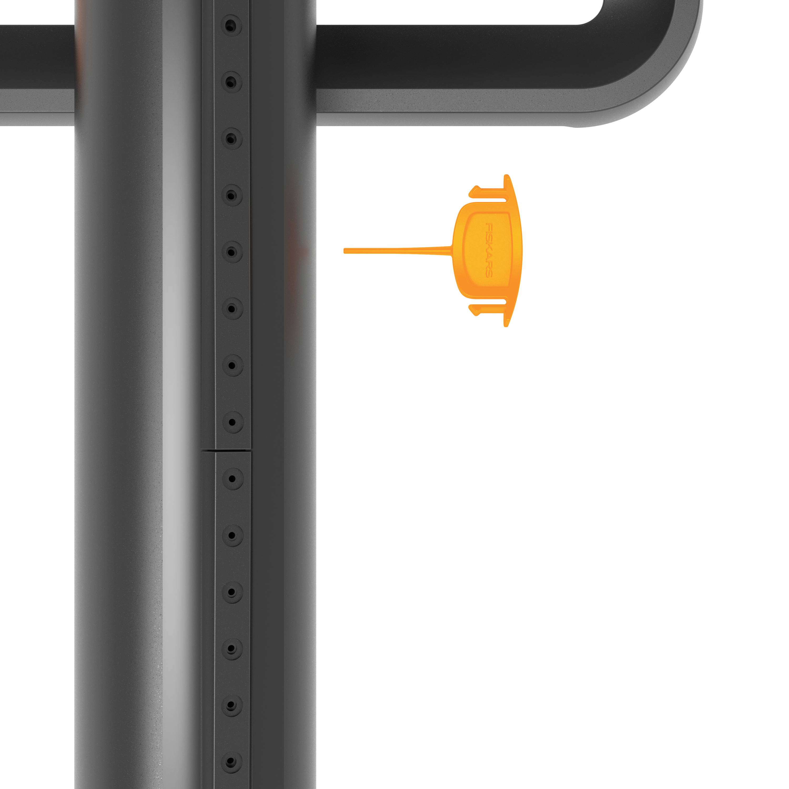 Szary pionowy pasek z pomarańczową unoszącą się tarczą, na której widnieje napis 'MAXXI'.