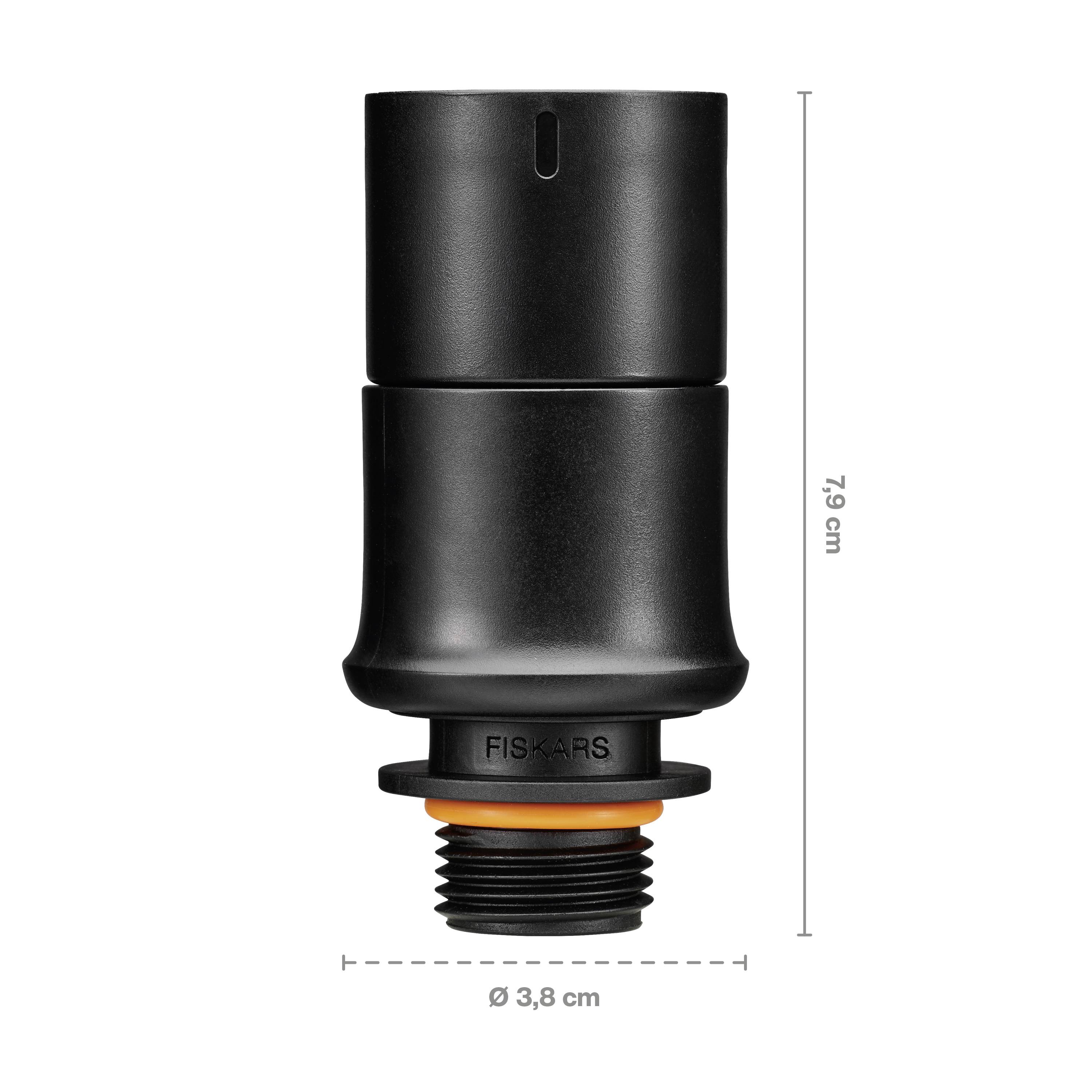 Czarny adapter z tworzywa sztucznego firmy Fiskars ma średnicę 3,8 cm i wysokość 7,9 cm.