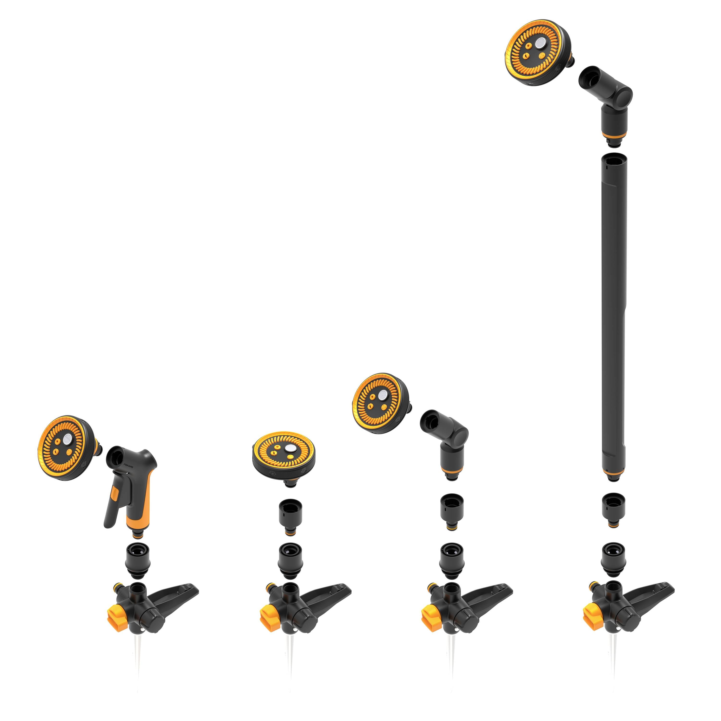 Rozebrany system nawadniania ze zraszaczem, dyszą oraz różnymi elementami przyłączeniowymi. Niezbędny do nawadniania ogrodu.