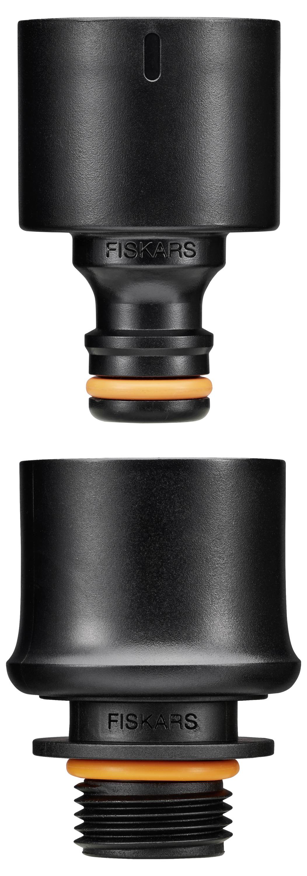 Dwa czarne adaptery do węży ogrodowych firmy Fiskars, jeden z przyłączem węża na dole, a drugi z gwintem śrubowym.