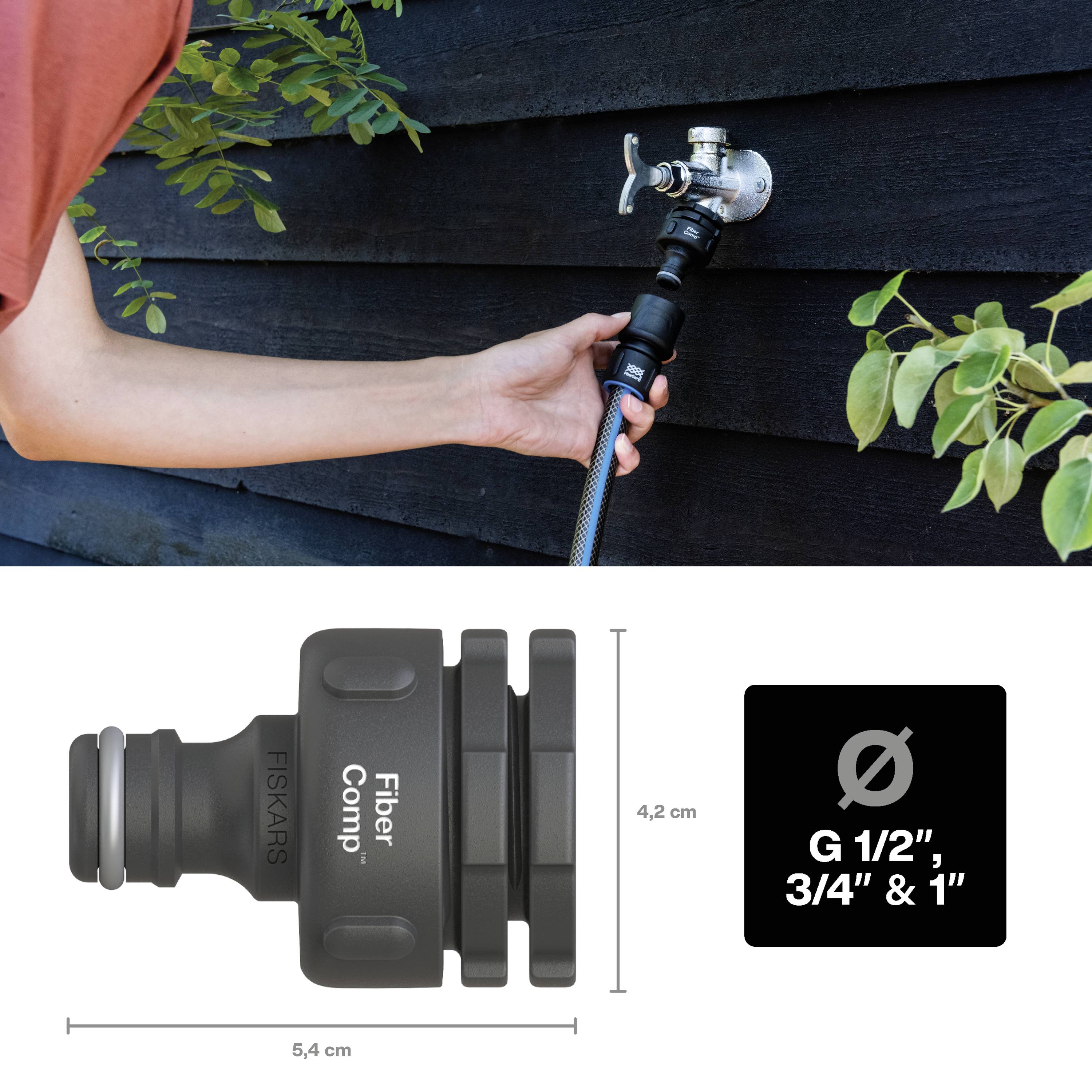 Osoba mocuje wąż do kranu. Poniżej znajduje się rysunek techniczny złącza węża ze specyfikacjami: długość 5,4 cm, wysokość 4,2 cm.