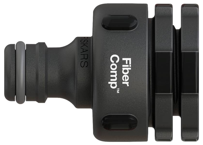 Czarny adapter z napisem 'Fiber Comp' i 'Fiskars'. Posiada złącze do podłączenia do węża ogrodowego.