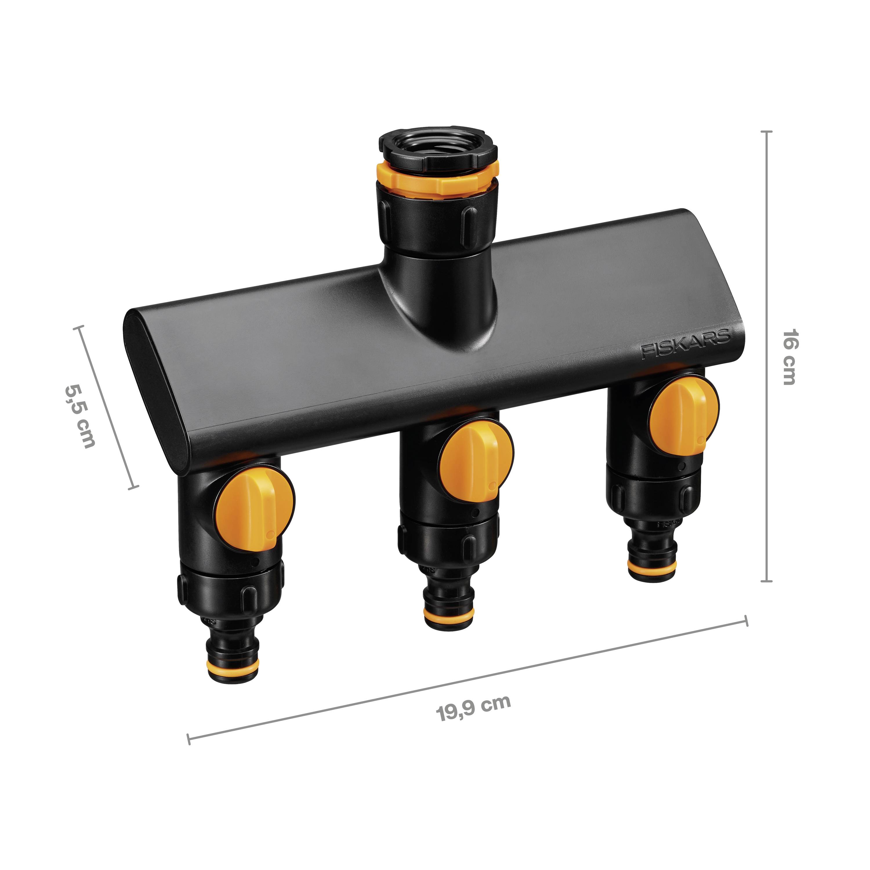 Czarny rozdzielacz wody z trzema pomarańczowymi zaworami. Wymiary to 19,9 cm szerokości i 16 cm wysokości. Odpowiedni do nawadniania ogrodu.