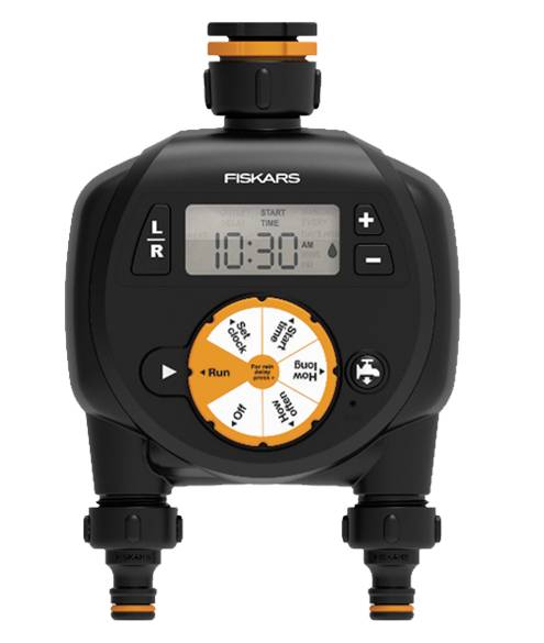 Cyfrowy licznik nawadniania z wyświetlaczem LCD firmy 'Fiskars', pokazujący czas i ustawienia programu do nawadniania ogrodu.