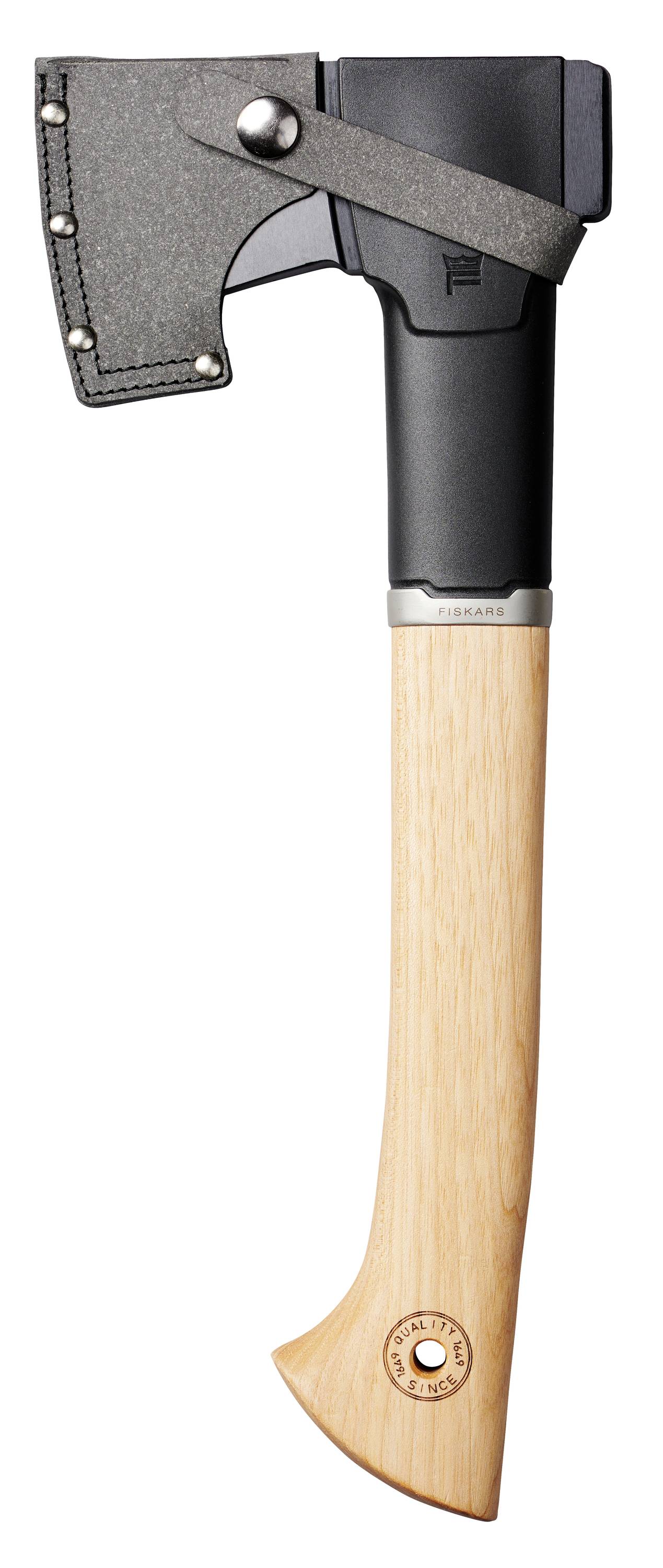 Siekiera z rękojeścią w kolorze drewna i czarną głowicą. Głowica jest wyposażona w czarną osłonę ochronną.