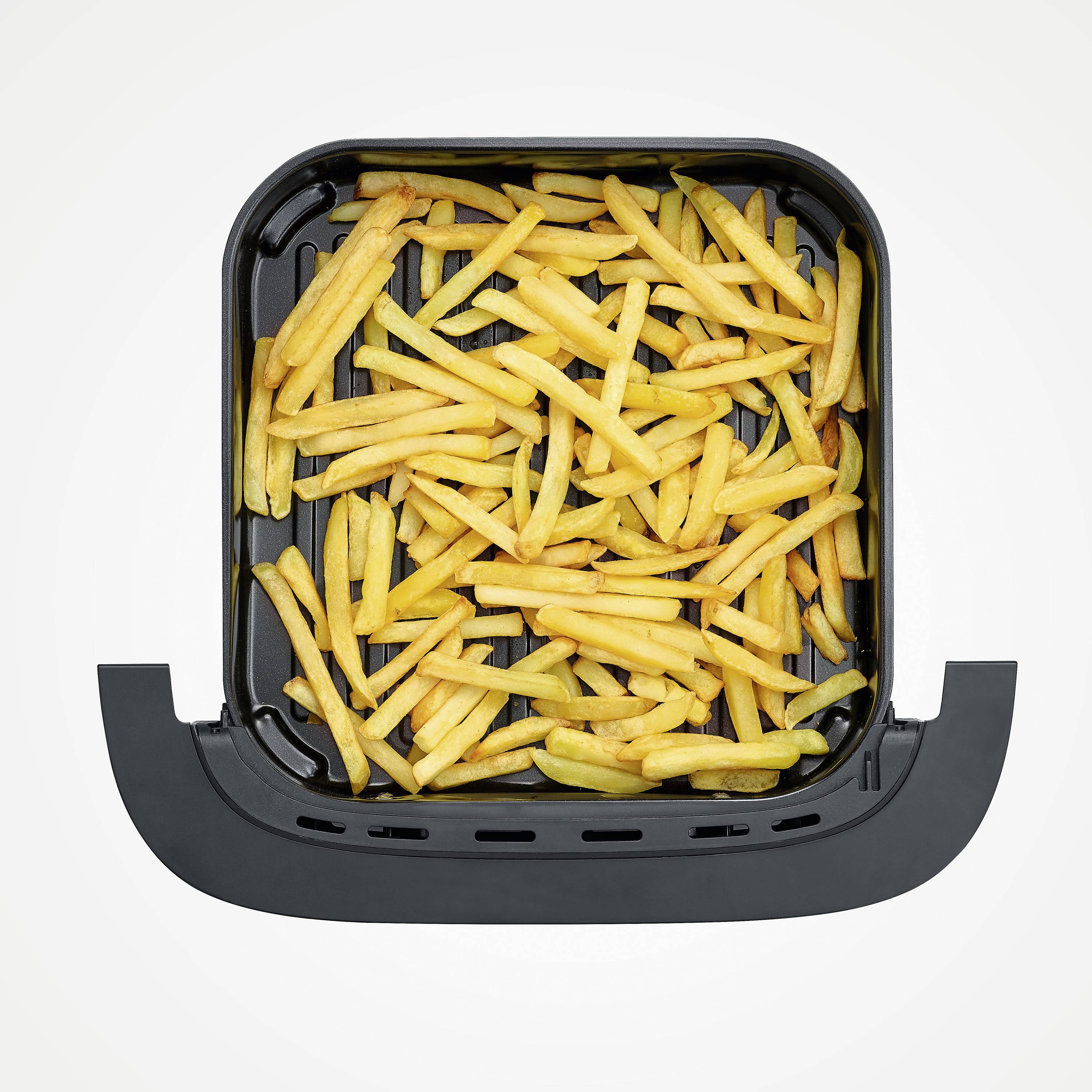 Frytki w koszu frytownicy powietrznej, widziane z góry. Frytki są równomiernie rozłożone i złotobrązowo usmażone.
