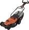 Pomarańczowo-czarna kosiarka Black+Decker o szerokości 38 cm, z ergonomicznym uchwytem i solidnymi kołami zapewniającymi łatwą obsługę.