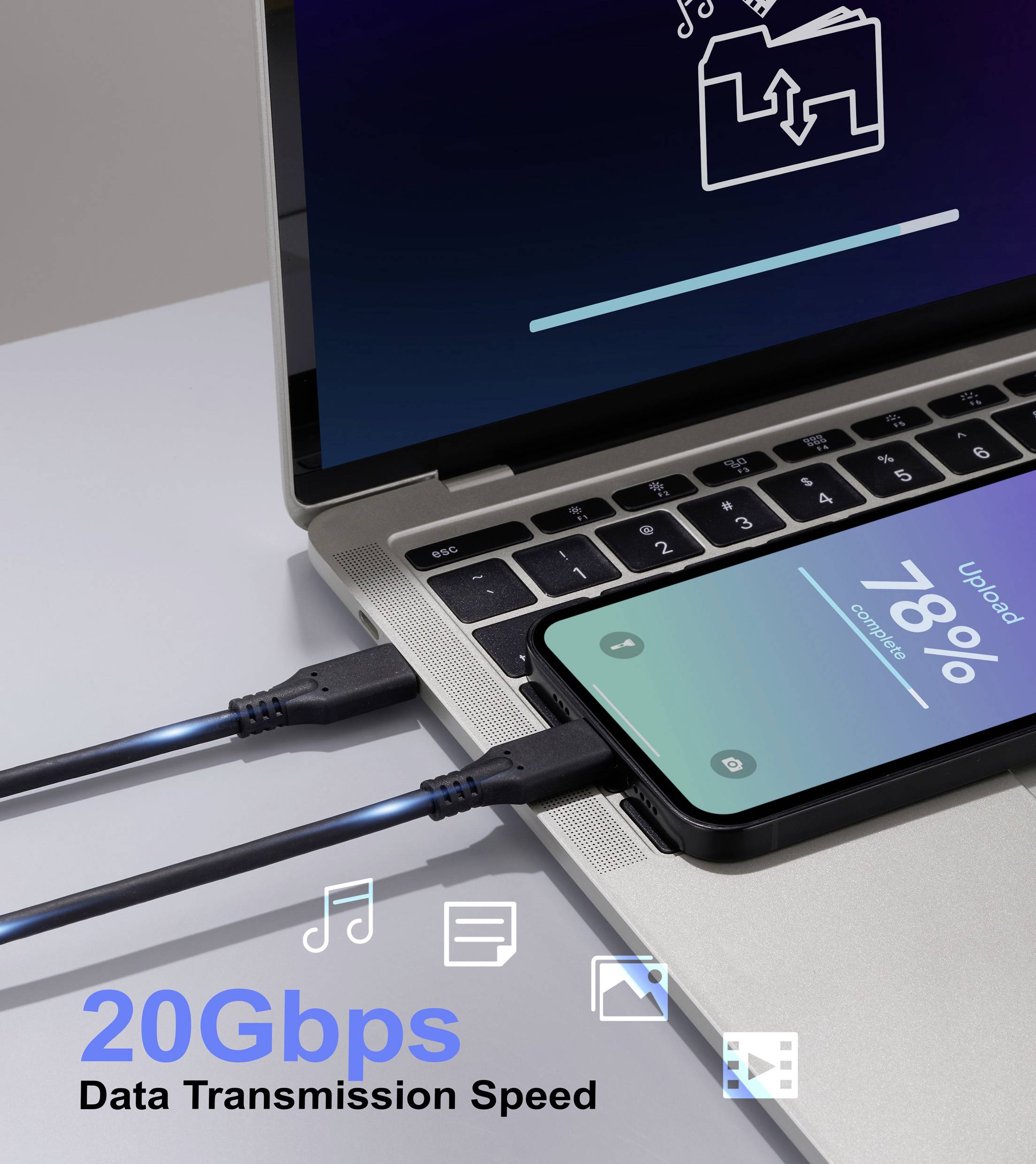 Smartfon jest podłączony do laptopa przewodem wskazującym na "Prędkość transmisji danych 20 Gb/s". Na ekranie laptopa wyświetlana jest ikona transferu plików.