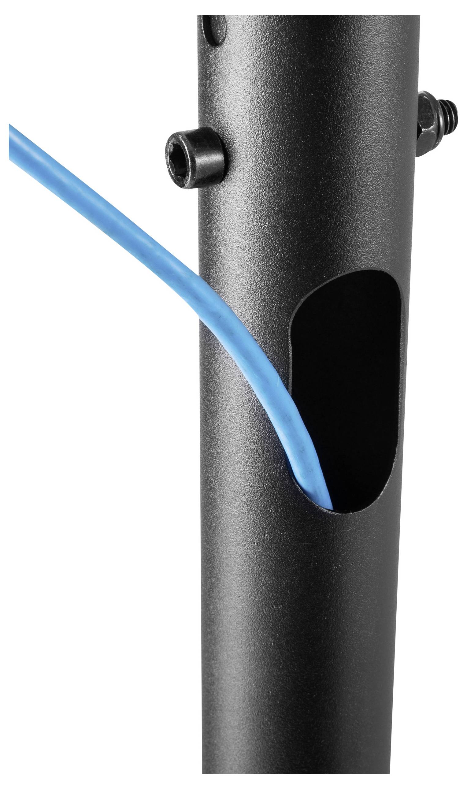 Zbliżenie czarnej metalowej rury z niebieskim przewodem wprowadzonym przez owalny otwór, sugerujące zarządzanie okablowaniem lub integrację strukturalną.