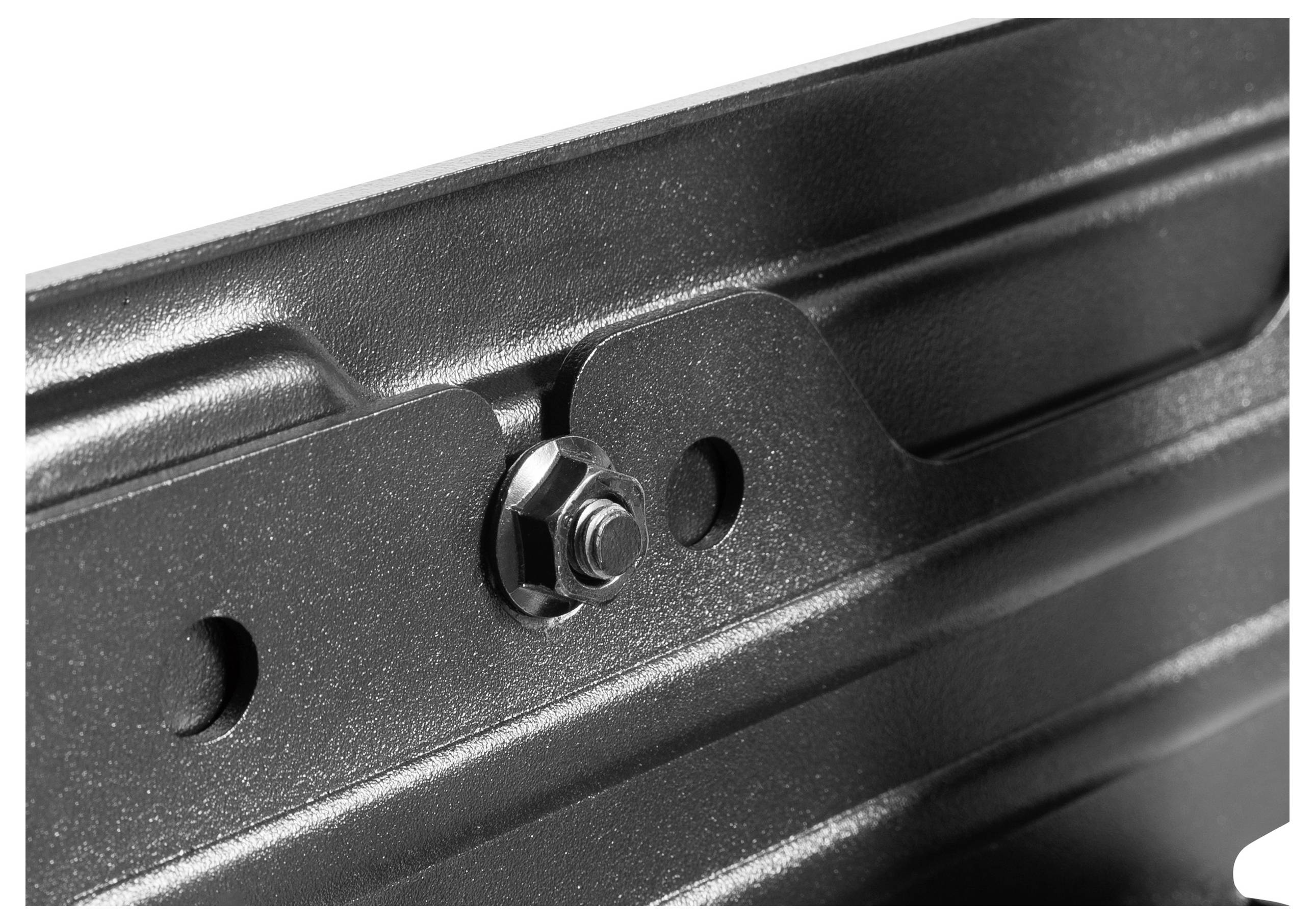 'Zbliżenie śruby na fakturowanej metalowej powierzchni, przedstawiające przemysłowe elementy złączne stosowane w budownictwie.'