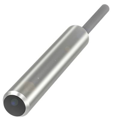 Srebrny cylindryczny metalowy pręt używany jako czujnik przemysłowy na białym tle.