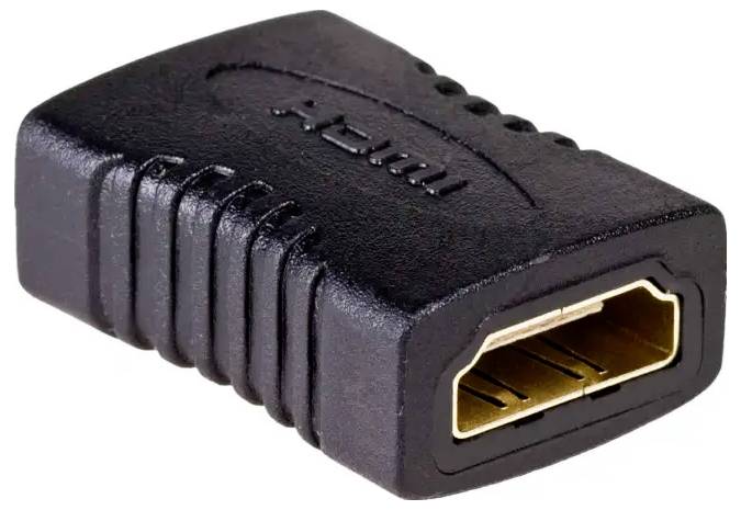 Czarny adapter HDMI ze złotymi złączami, umożliwia podłączenie kabla HDMI do kolejnego kabla.