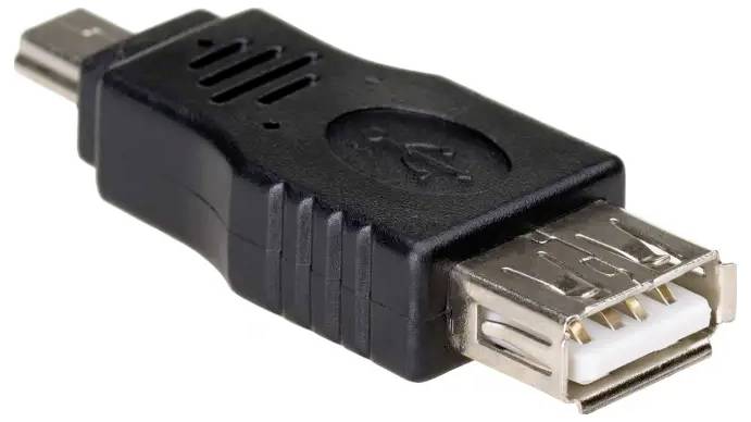 Czarny adapter USB z gniazdem USB-A po jednej stronie i wtyczką USB-C po drugiej stronie.