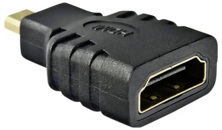 Adapter z złączem HDMI, w czarnej obudowie, o prostokątnym kształcie, służy do łączenia kabli HDMI z różnymi wtyczkami.